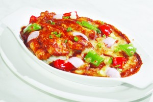 The briyani ayam is made of chicken chunks, onion, red and green capsicum flavoured with authentic briyani curry spices. The ingredients are then baked on a bed of fragrant rice and smothered with mozarella cheese.