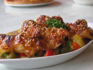 Indulge in sweet & sour baked rice topped with deep-fried chicken tenderloin, sprinkled with sesame seeds and a generous portion of red & green capsicums.